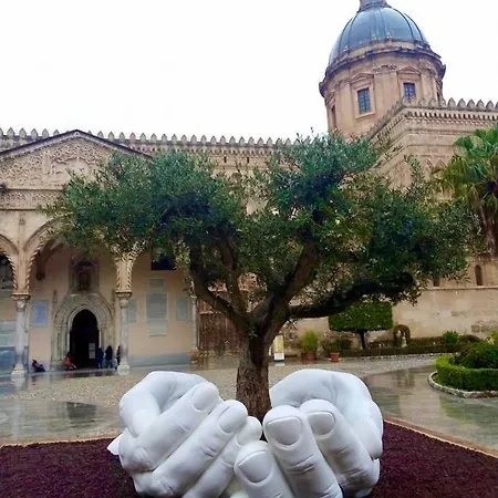 La Siciliana-di Fronte La Cattedrale Palermo